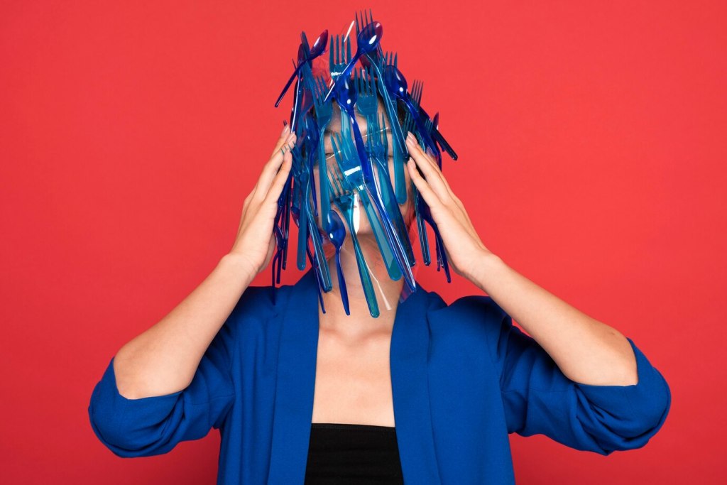 Representation of blue plastic tableware waste