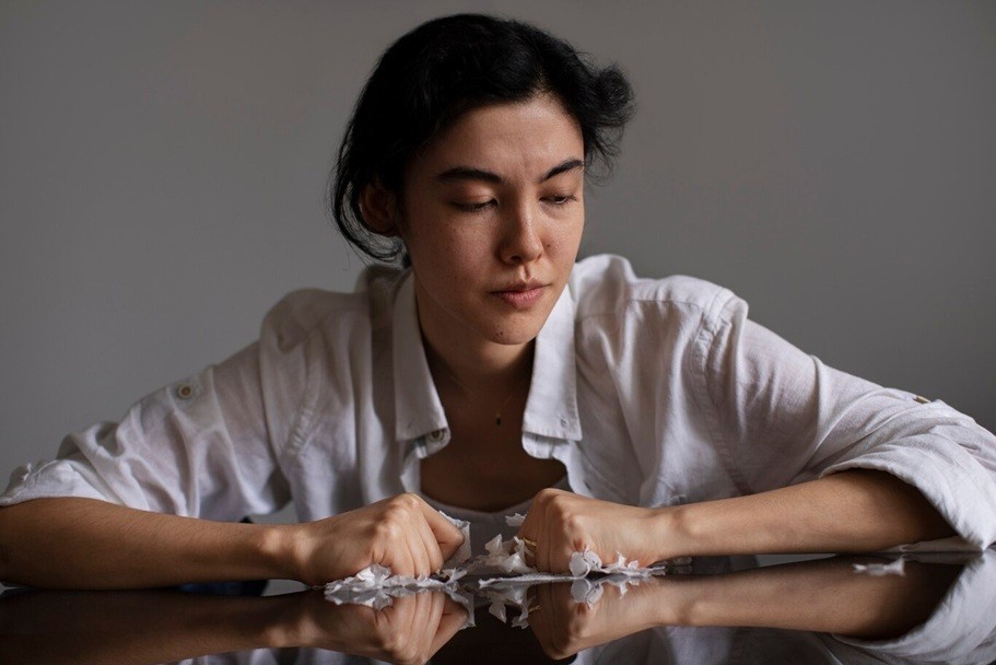 ocd stimming - Young woman dealing with anxiety